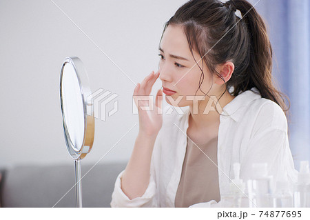 お肌のトラブルに悩む若い女性 74877695