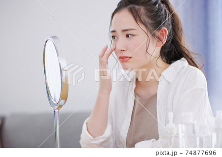 お肌のトラブルに悩む若い女性 74877696