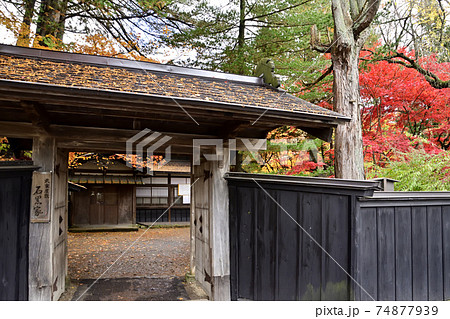 秋景色の角館武家屋敷 石黒家薬医門 秋景色の角館武家屋敷 石黒家薬医門 74877939