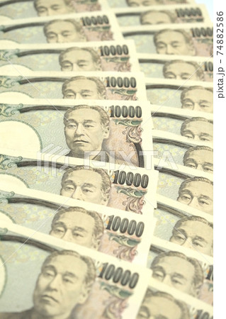 縦位置2列に並べた一万円札 74882586
