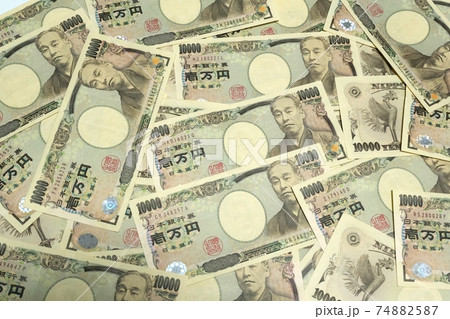 画面いっぱいに広がった一万円札 74882587