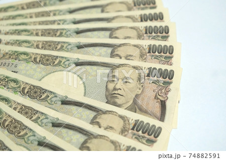 扇形に広げた一万円札 74882591