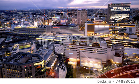 日本の横浜都市景観　生まれ変わった横浜駅全景。右はJR横浜タワー 74883015