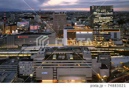 日本の横浜都市景観　生まれ変わった横浜駅全景。右はJR横浜タワー 74883021