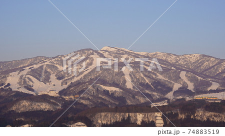 スキー場のある白山連峰の冬の大日ケ岳 74883519