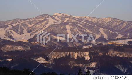 スキー場のある白山連峰の冬の大日ケ岳 74883520
