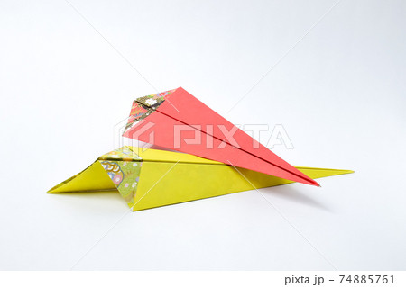 折り紙 紙飛行機 工作 造形物 飛ぶ 飛行機 紙 クラフト 手作り ハンドメイドの写真素材