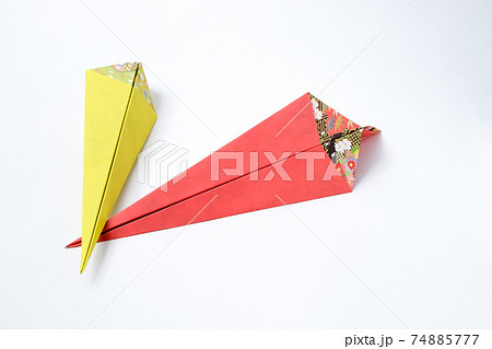 折り紙 紙飛行機 工作 造形物 飛ぶ 飛行機 紙 クラフト 手作り ハンドメイドの写真素材
