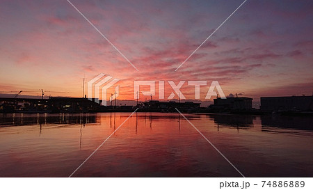 朝焼けの氷見漁港 74886889