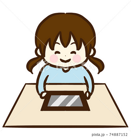 横向きタブレットを使う子供 74887152