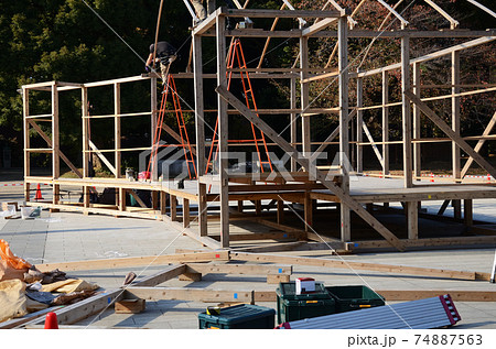 設営中の屋外イベントステージ 74887563