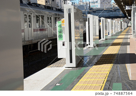 設置工事中の鉄道ホームドア 74887564