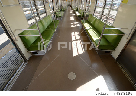 東武線車内 74888196