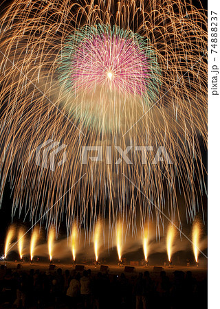 夏イメージ 手筒花火と打ち上げ花火の競演の写真素材 7487