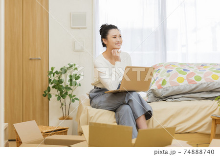 引越しをする若い女性 74888740