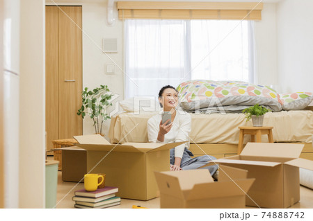 引越しをする若い女性 引越しをする若い女性 74888742