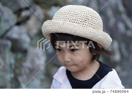 麦わら帽子の子供　女の子 74890064