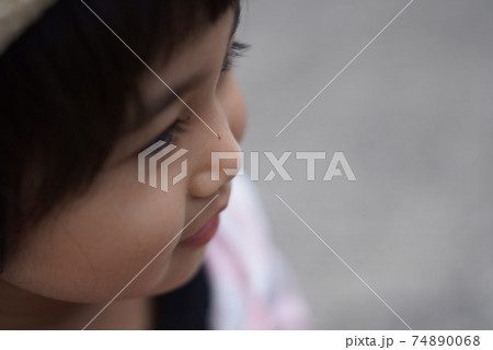 麦わら帽子の子供　女の子 74890068