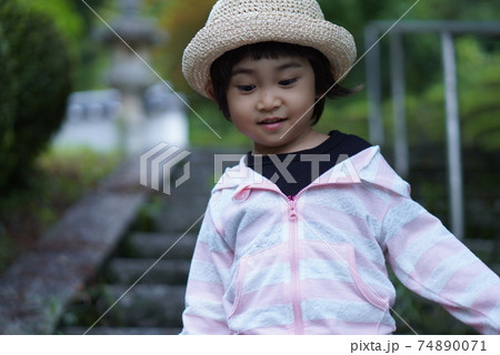 麦わら帽子の子供　女の子 74890071