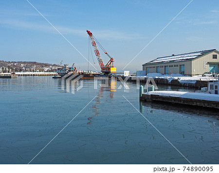 港の風景 小樽 第3号ふ頭 薄い蓮の葉氷 港の風景 小樽 第3号ふ頭 薄い蓮の葉氷 74890095