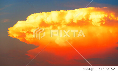 夕焼け空の様々な雲のある風景 74890152
