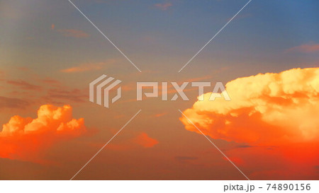 夕焼け空の様々な雲のある風景 夕焼け空の様々な雲のある風景 74890156