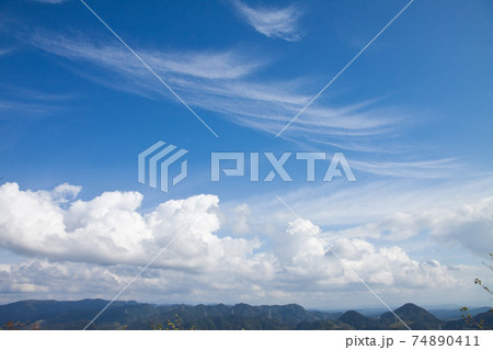 山の頂上から見るさわやかな青空に白い雲 74890411