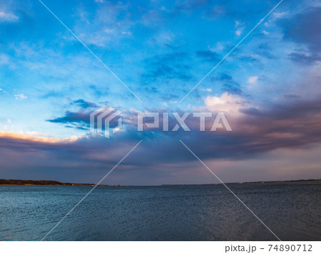 夕暮れの空と湖 74890712