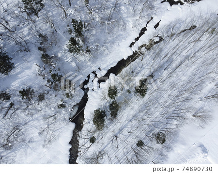 冬の北海道 雪景色と渓流(空撮 真俯瞰) 冬の北海道 雪景色と渓流(空撮 真俯瞰) 74890730