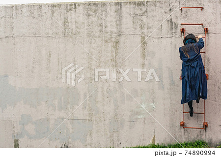 梯子 はしご を登る女性の後ろ姿 全身の写真素材