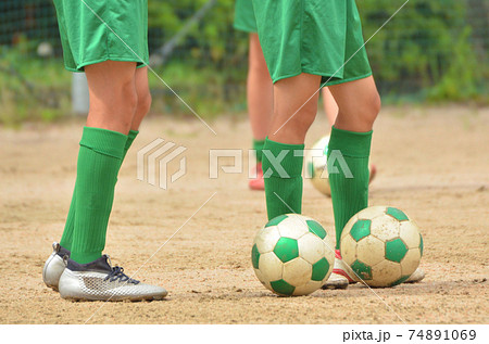 練習する少年サッカーの選手たち03の写真素材