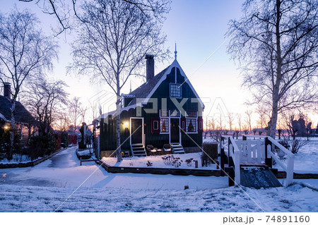 snow covered windmill village in the Zaanse...の写真素材 [74891160