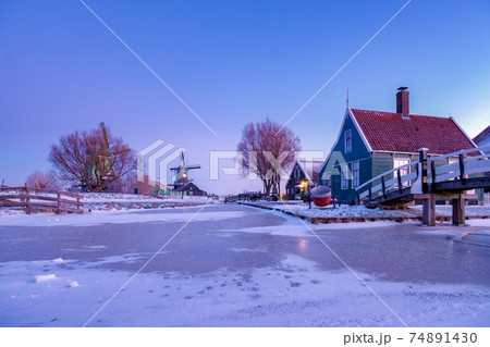 snow covered windmill village in the Zaanse...の写真素材 [74891430