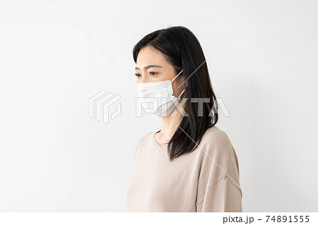 マスクをつけた女性 マスクをつけた女性 74891555