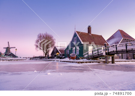snow covered windmill village in the Zaanse...の写真素材 [74891700