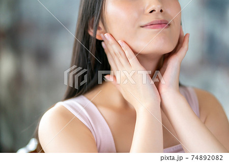 若い女性のスキンケア 若い女性のスキンケア 74892082