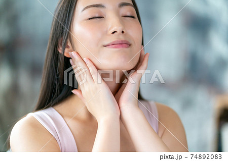 若い女性のスキンケア 74892083