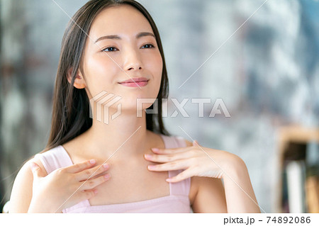 若い女性のデコルテケア 若い女性のデコルテケア 74892086
