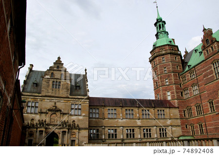 クロンボー城　デンマーク　コペンハーゲン郊外に建つ　世界文化遺産の名城　明るい色彩の建物と尖塔 74892408