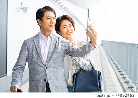 スマホで自撮りをするミドル夫婦 スマホで自撮りをするミドル夫婦 74892463