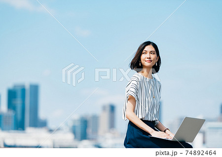 ビジネス　女性　カジュアル 74892464