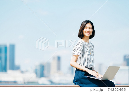 ビジネス　女性　カジュアル 74892466