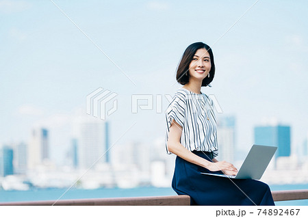 ビジネス 女性 カジュアル ビジネス 女性 カジュアル 74892467