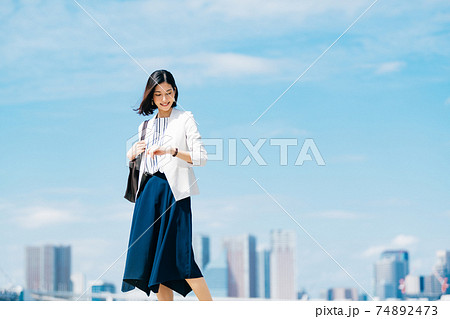 ビジネス　女性　カジュアル 74892473