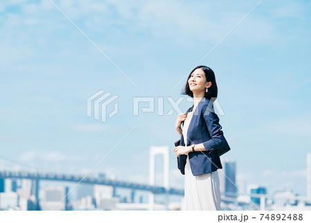 ビジネス　女性　カジュアル 74892488