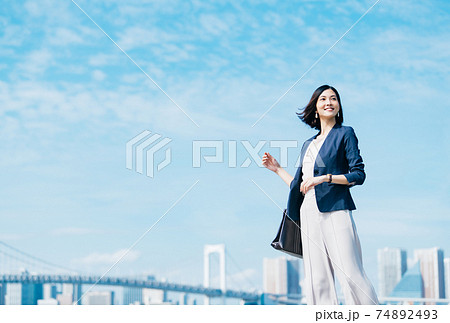 ビジネス 女性 カジュアル ビジネス 女性 カジュアル 74892493