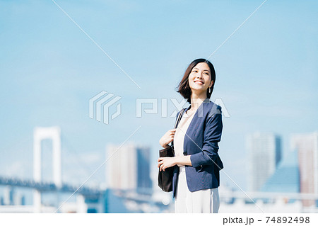 ビジネス　女性　カジュアル 74892498