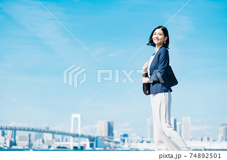 ビジネス　女性　カジュアル 74892501