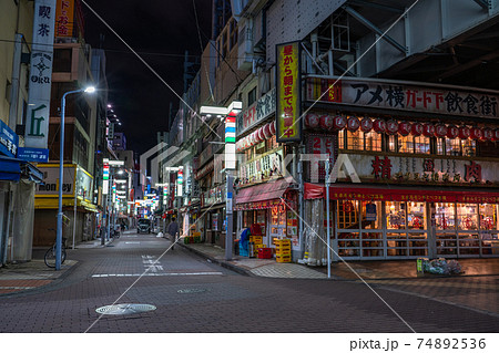 東京都 コロナ禍の上野飲み屋街 緊急事態宣言下の時短営業の写真素材