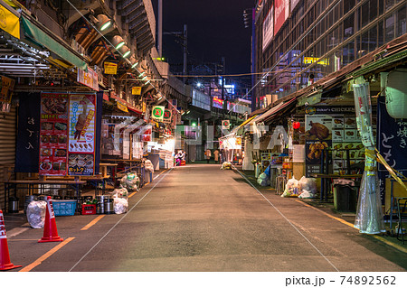 東京都 コロナ禍のアメ横商店街 緊急事態宣言下の時短営業の写真素材